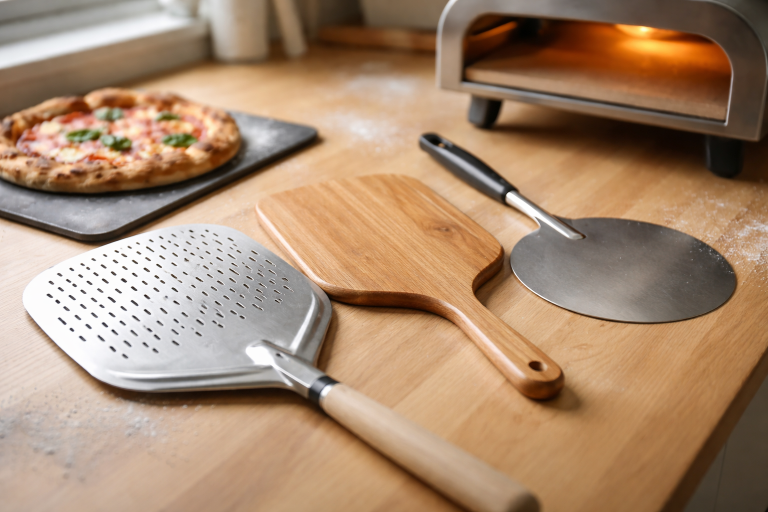 Pizzaspade: Sådan vælger du den rigtige størrelse, materiale og pris til hjemmebag